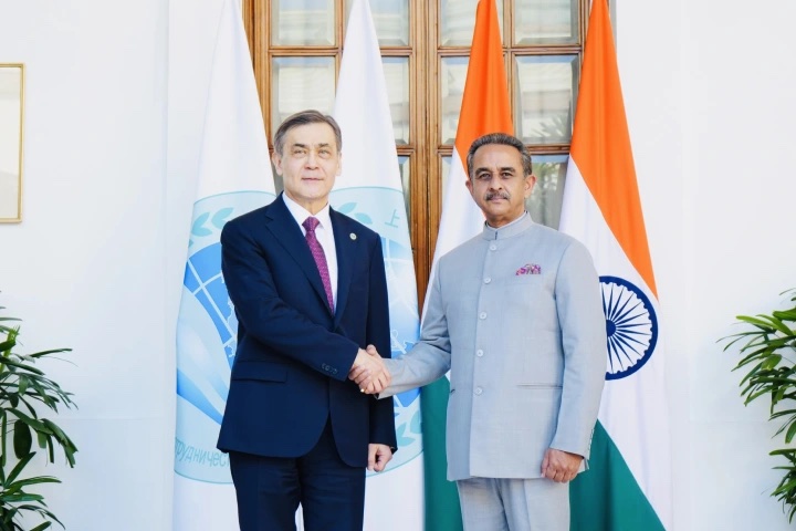 Kirtivardhan Singh shaking hands with the SCO Secretary-General