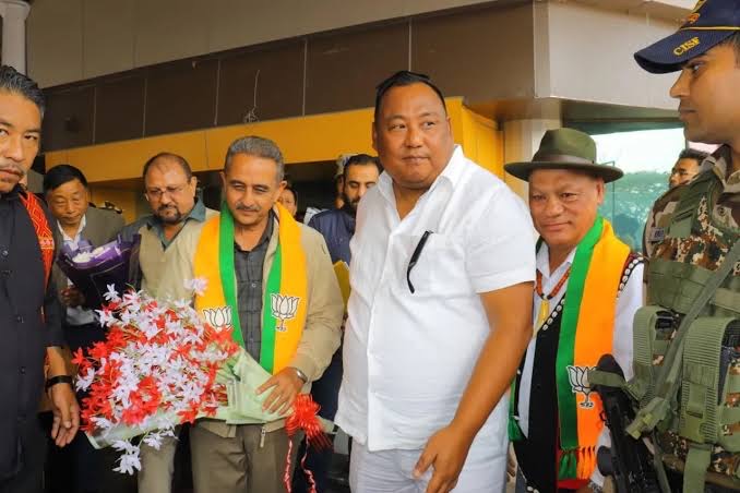Kirtivardhan Singh being received at an airport
