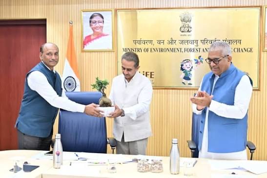 Kirtivardhan Singh receiving a bonsai plant at the environment ministry