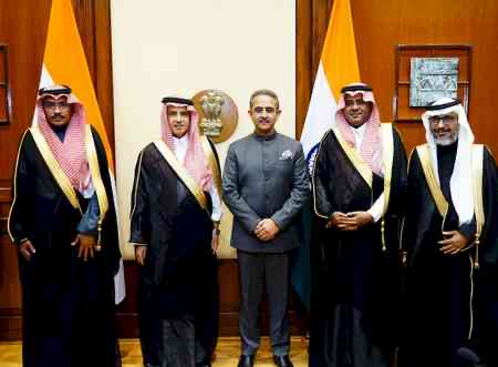 Kirtivardhan Singh with a visiting Gulf delegation