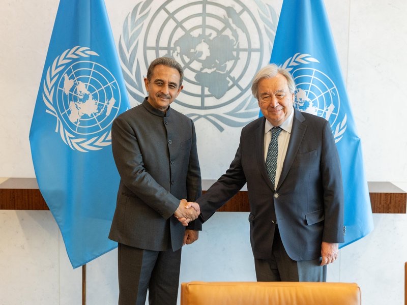 Kirtivardhan Singh shaking hands with António Guterres